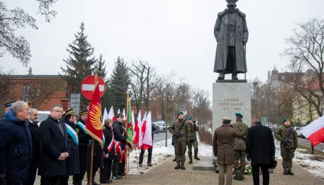 106. rocznica powrotu Torunia do wolnej Polski - złożenie kwiatów