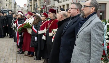 Obchody 553. urodzin Mikołaja Kopernika - złożenie kwiatów pod pomnikiem