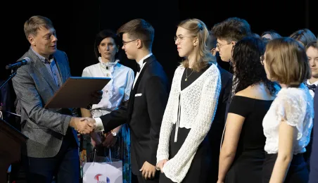 Wiceprezydent Torunia Adam Szponka wręcza wyróżnienia toruńskim laureatom