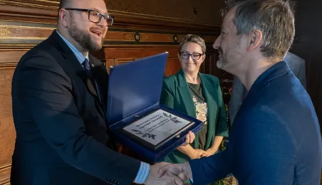 Prezydent Paweł Gulewski wręcza nagrodę zwycięzcy z Coctailbaru Lenkiewicz
