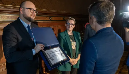Prezydent Paweł Gulewski wręcza nagrodę zwycięzcy