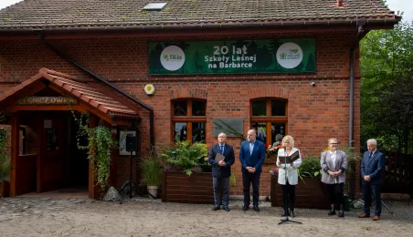 Wspólne pamiątkowe zdjęcie pod budynkiem Szkoły Leśnej na Barbarce