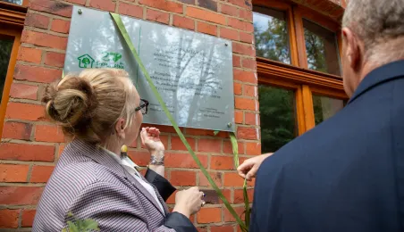 Odsłoniecie tablicy pamiątkowej na Szkole Leśnej