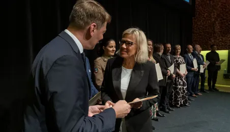 Nagrodę z rąk wiceprezydenta Torunia odbiera Magdalena Cynk - Mikołajewska
