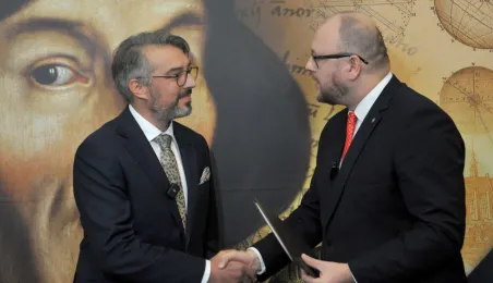 Prezydent Torunia wręcza nominację dyrektorowi SSM Janowi Gesskowi