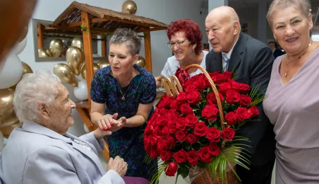Jubilatka i goście urodzinowej uroczystości