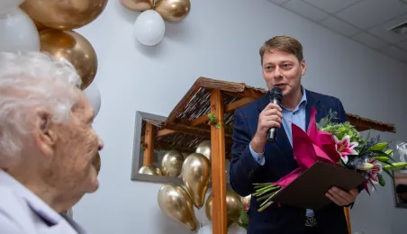 Wiceprezydent Torunia Adam Szponka składa życzenia jubilatce
