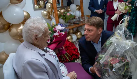 Wiceprezydent Torunia Adam Szponka składa życzenia jubilatce