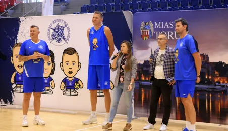 Andżelika Dzięgiel-Poślada, dyrektor Wydziału Sportu UMT wita uczestników