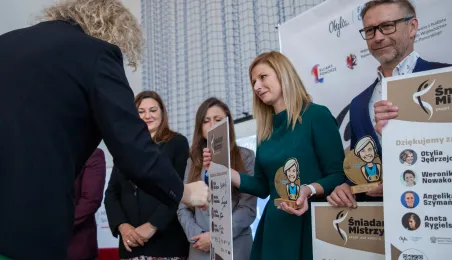 Plakaty z autografami mistrzyń dla honorowych gości