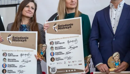 Plakaty z autografami mistrzyń dla honorowych gości