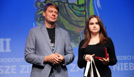 Nagrodę wręcza zastępca prezydenta Torunia Adam Szponka