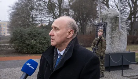 Złożenie kwiatów pod pomnikiem Żołnierzy Niezłomnych
