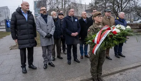 Złożenie kwiatów pod pomnikiem Żołnierzy Niezłomnych