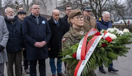Złożenie kwiatów pod pomnikiem Żołnierzy Niezłomnych