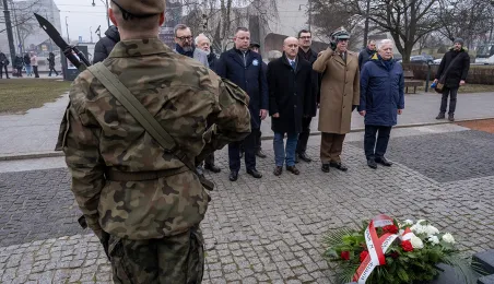 Złożenie kwiatów pod pomnikiem Żołnierzy Niezłomnych