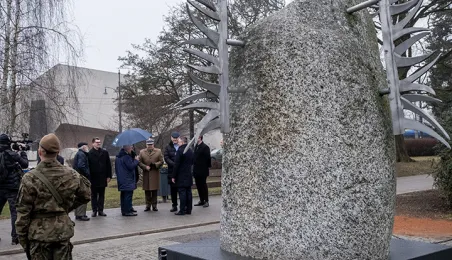 Złożenie kwiatów pod pomnikiem Żołnierzy Niezłomnych