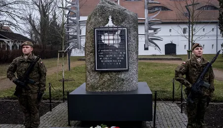 Złożenie kwiatów pod pomnikiem Żołnierzy Niezłomnych