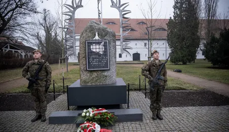 Złożenie kwiatów pod pomnikiem Żołnierzy Niezłomnych