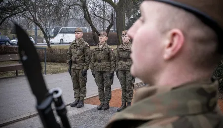 Złożenie kwiatów pod pomnikiem Żołnierzy Niezłomnych