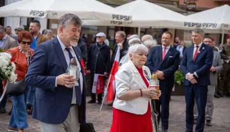 Wiązanki pamięci dla ofiar maja 1982 r.