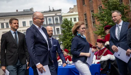 Uroczyste posiedzenie Senatu UMK na Rynku Staromiejskim 