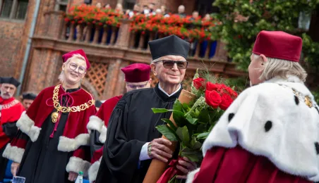 Uroczyste posiedzenie Senatu UMK na Rynku Staromiejskim 