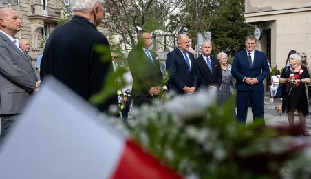 Złożenie kwiatów pod tablicą poświęconą Ludziom „Solidarności” Regionu Toruńskiego, 29.08.2025 r.
