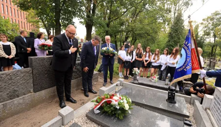 120. rocznica urodzin prof. Wilhelminy Iwanowskiej - złożenie kwiatów