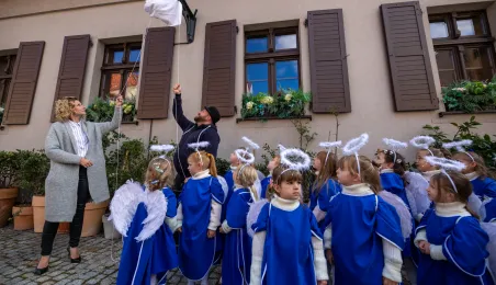 Manekin z anielskim gościem
