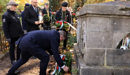 Wiązanki na grobach Honorowych Obywateli Torunia