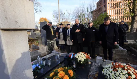 Wiązanki na grobach Honorowych Obywateli Torunia