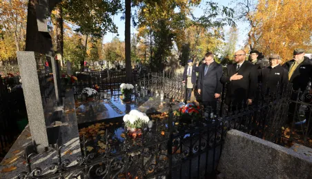 Wiązanki na grobach Honorowych Obywateli Torunia