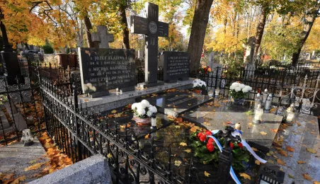 Wiązanki na grobach Honorowych Obywateli Torunia