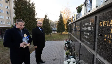 Wiązanki na grobach Honorowych Obywateli Torunia