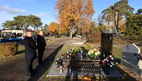 Wiązanki na grobach Honorowych Obywateli Torunia