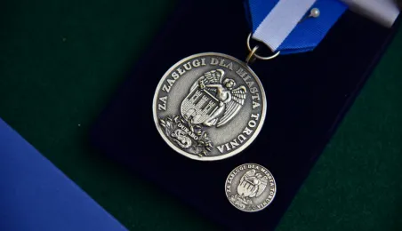80-lecie Zespołu Szkół Inżynierii Środowiska w Toruniu, wręczenie Medalu "Za Zasługi dla Miasta Torunia"