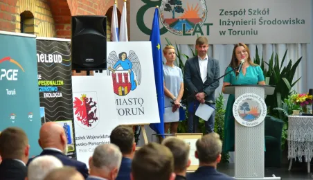 80-lecie Zespołu Szkół Inżynierii Środowiska w Toruniu, wręczenie Medalu "Za Zasługi dla Miasta Torunia"
