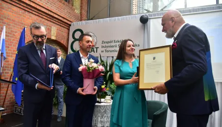 80-lecie Zespołu Szkół Inżynierii Środowiska w Toruniu, wręczenie Medalu "Za Zasługi dla Miasta Torunia"