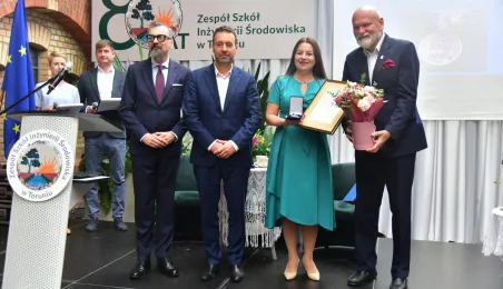 80-lecie Zespołu Szkół Inżynierii Środowiska w Toruniu, wręczenie Medalu "Za Zasługi dla Miasta Torunia"