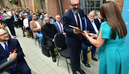 80-lecie Zespołu Szkół Inżynierii Środowiska w Toruniu, wręczenie Medalu "Za Zasługi dla Miasta Torunia"