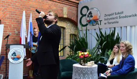 80-lecie Zespołu Szkół Inżynierii Środowiska w Toruniu, wręczenie Medalu "Za Zasługi dla Miasta Torunia"