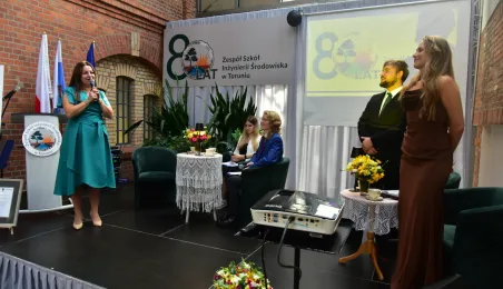 80-lecie Zespołu Szkół Inżynierii Środowiska w Toruniu, wręczenie Medalu "Za Zasługi dla Miasta Torunia"