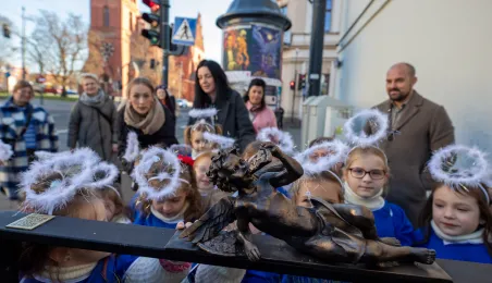 Anioł przy Domu Pizzy i Tapas 