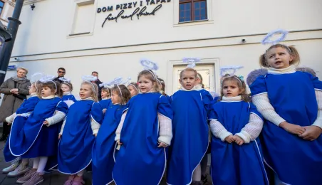 Anioł przy Domu Pizzy i Tapas 