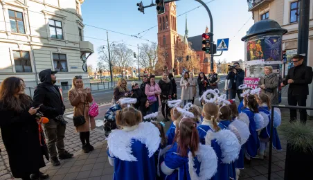 Anioł przy Domu Pizzy i Tapas 