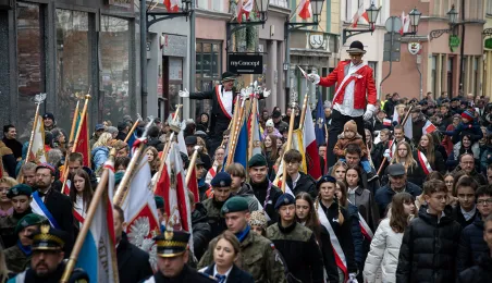 Uroczystości na Rynku Staromiejskim z okazji 107. rocznicy odzyskania niepodległości