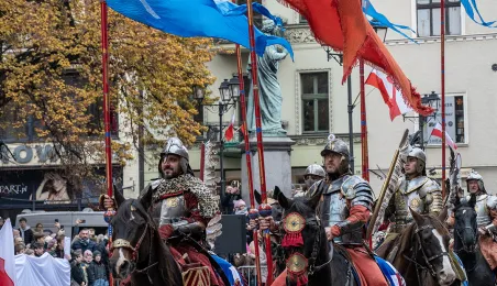Uroczystości na Rynku Staromiejskim z okazji 107. rocznicy odzyskania niepodległości