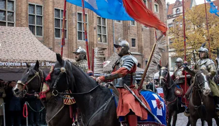 Uroczystości na Rynku Staromiejskim z okazji 107. rocznicy odzyskania niepodległości