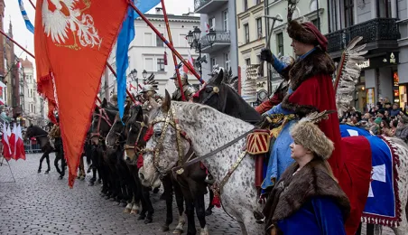 Uroczystości na Rynku Staromiejskim z okazji 107. rocznicy odzyskania niepodległości